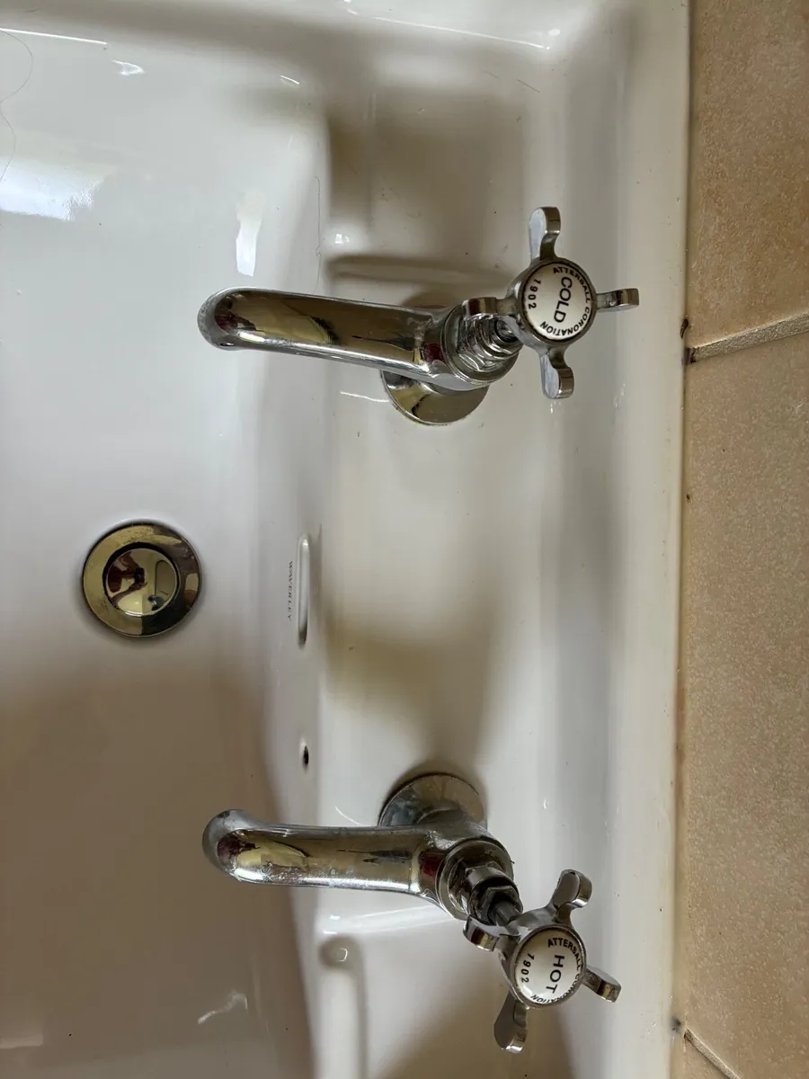 Bathroom sink and taps - Image 2