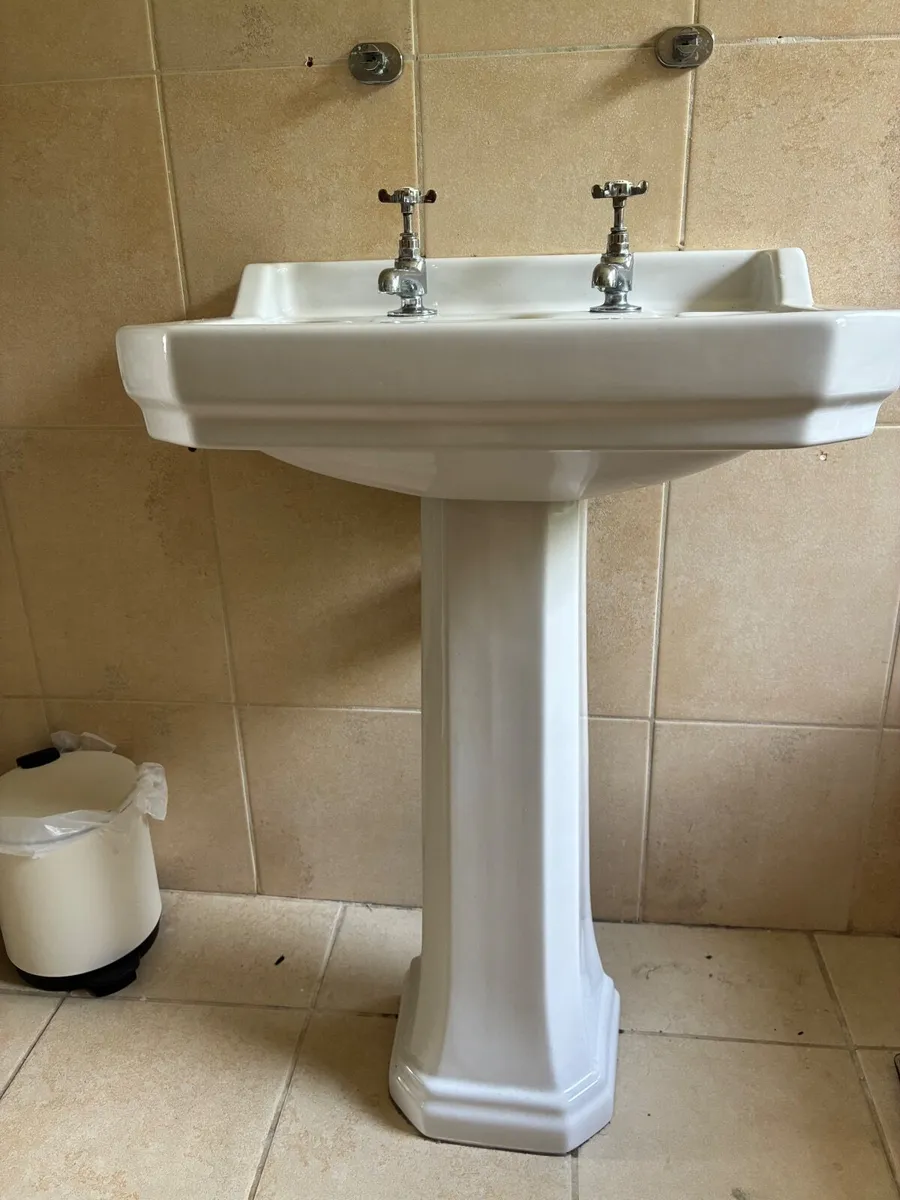 Bathroom sink and taps - Image 1
