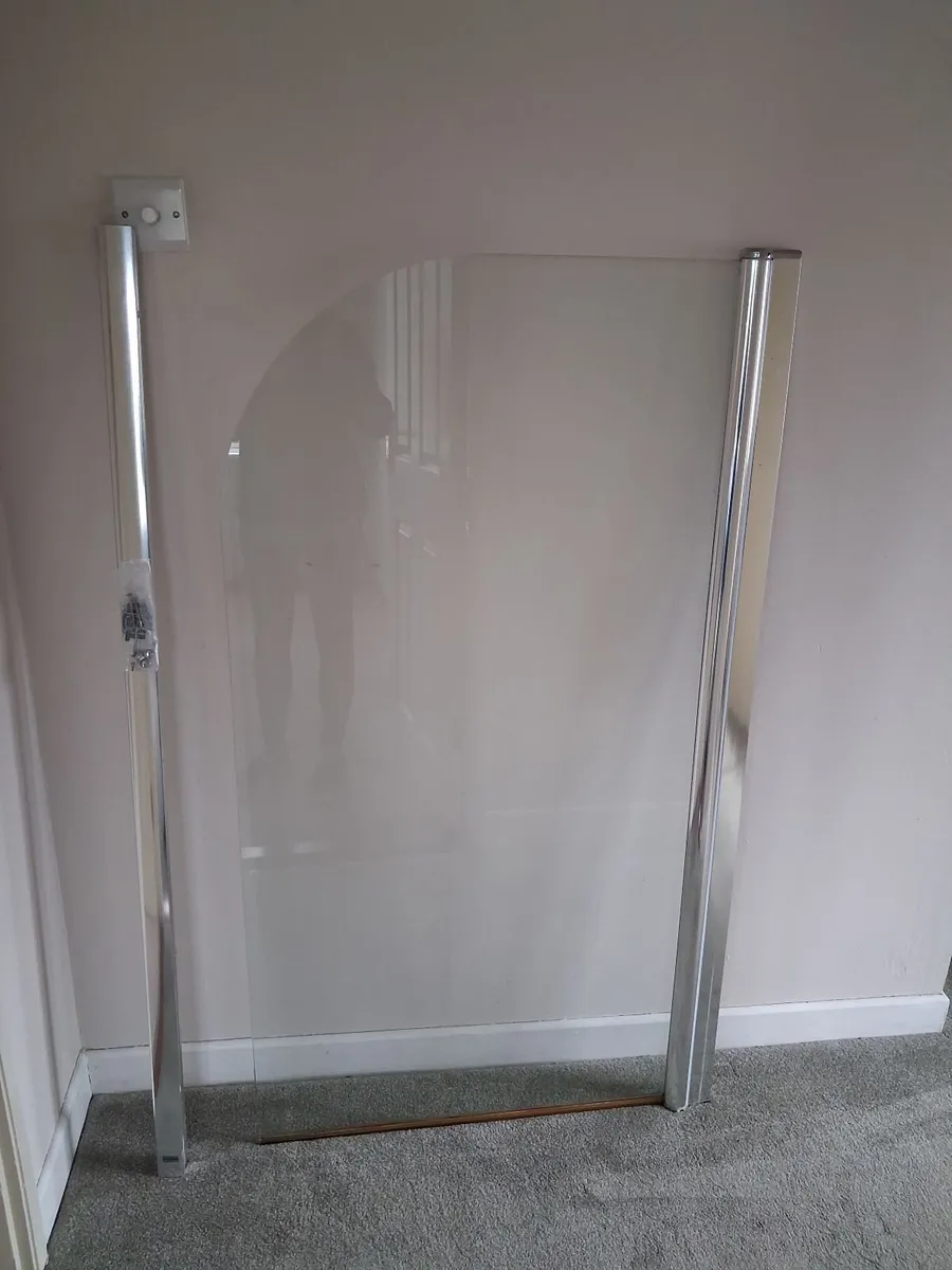 Bath and screen - Image 1