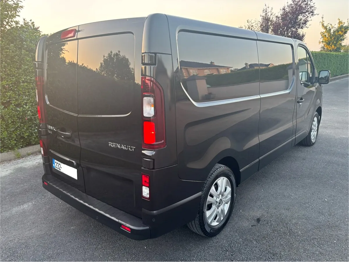 (232) Renault Trafic LL30 Extra 2023 Black - Image 3