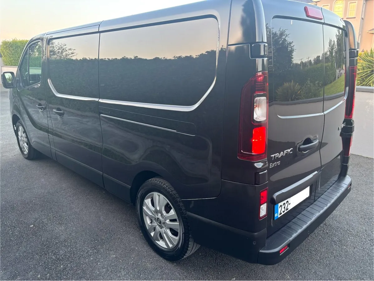 (232) Renault Trafic LL30 Extra 2023 Black - Image 4