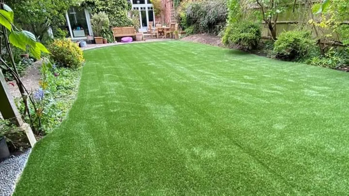 Artificial grass available for free delivery - Image 3