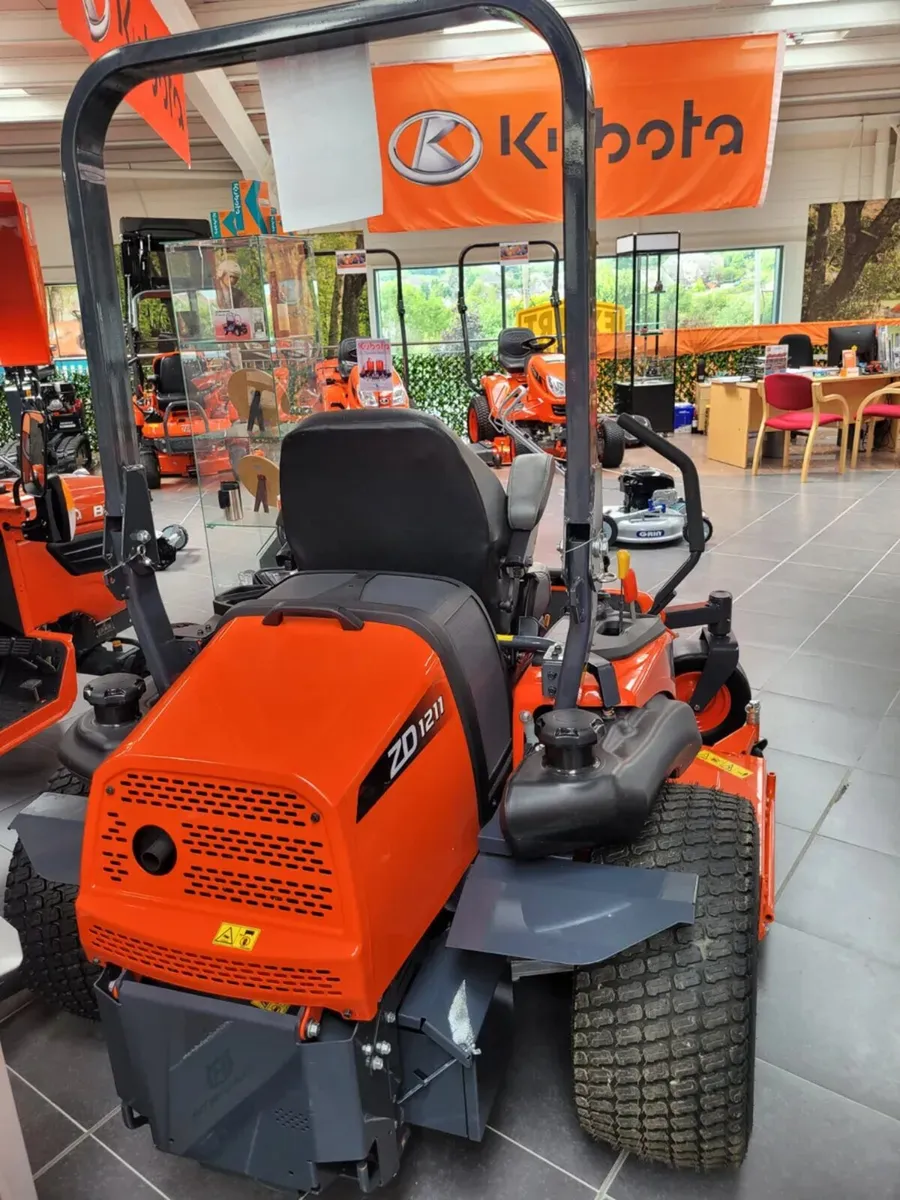 New Kubota ZD1211 Zero Turn lawnmower - Image 4