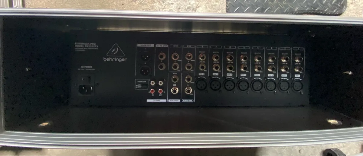 Beheringer mixer in flight case - Image 2