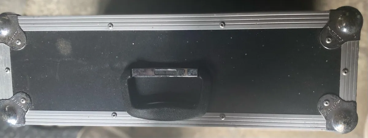 Beheringer mixer in flight case - Image 4