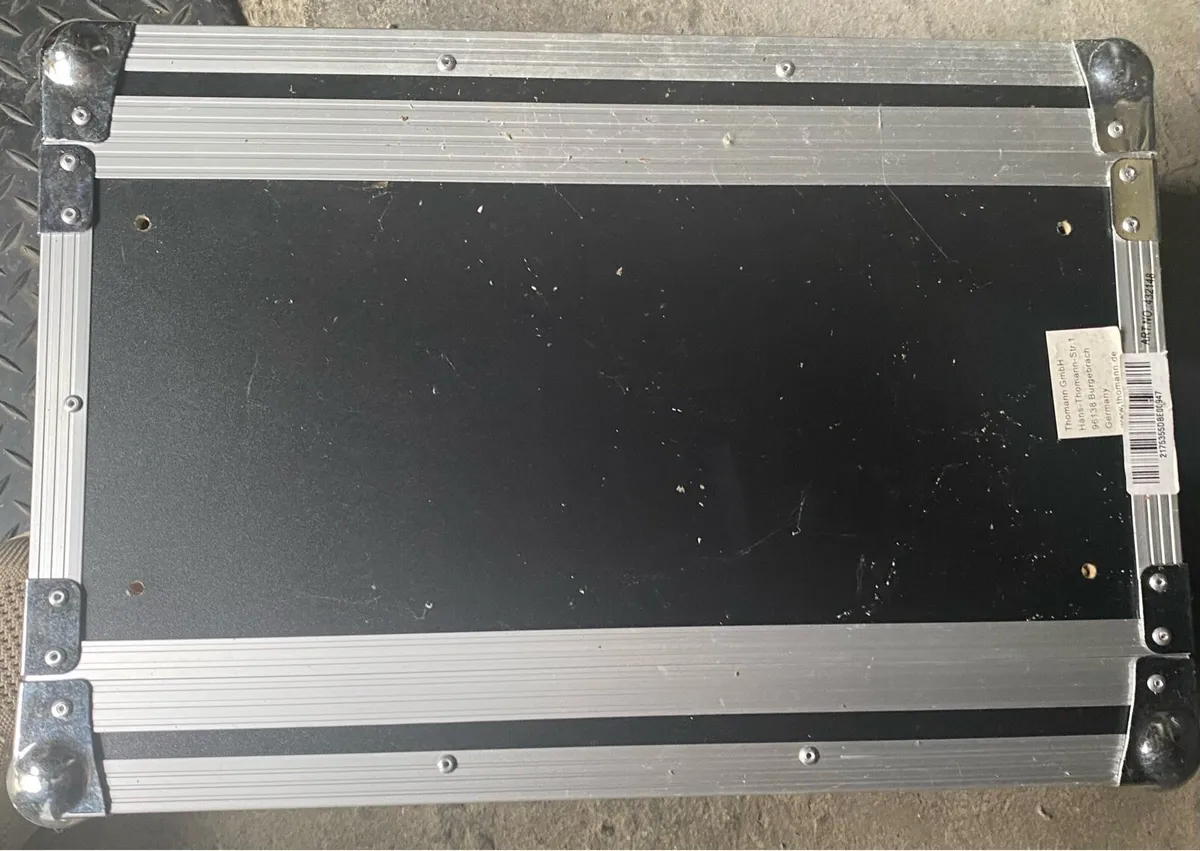 Beheringer mixer in flight case - Image 3
