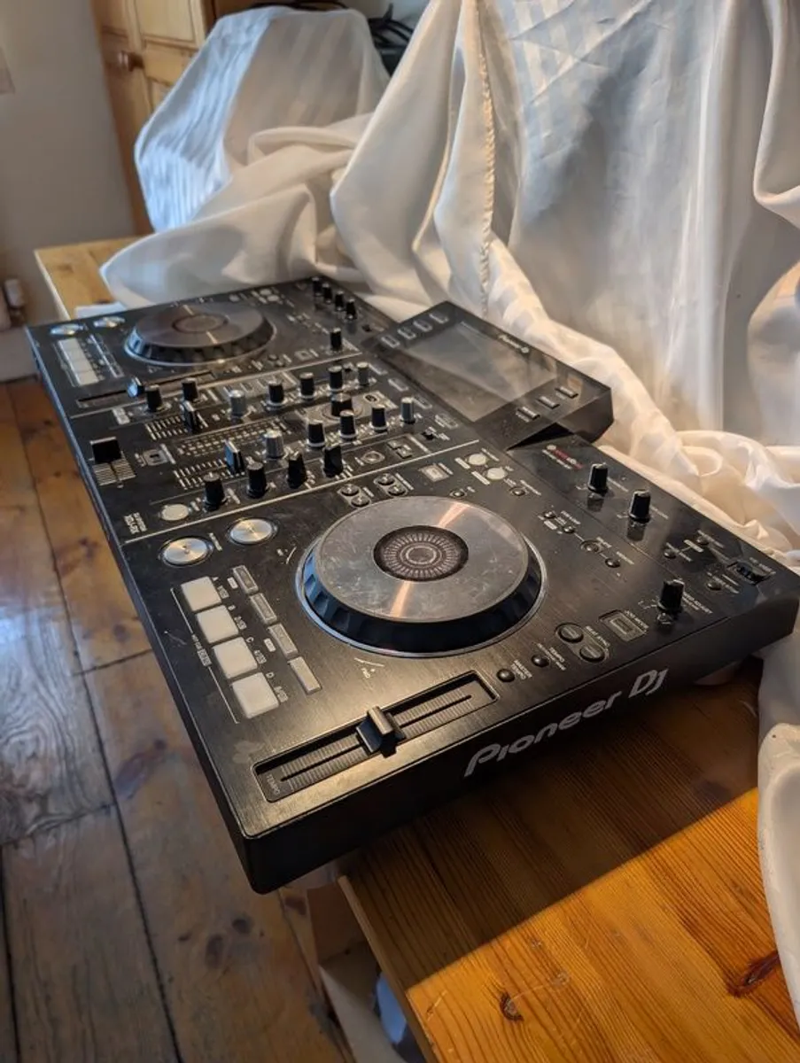 Pioneer XDJ-RX All In One DJ Controller + Headphones - Image 2