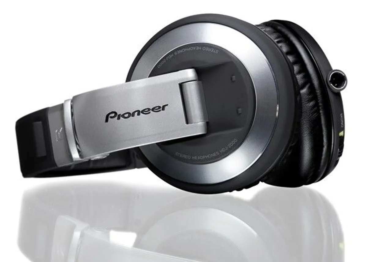 Pioneer XDJ-RX All In One DJ Controller + Headphones - Image 3