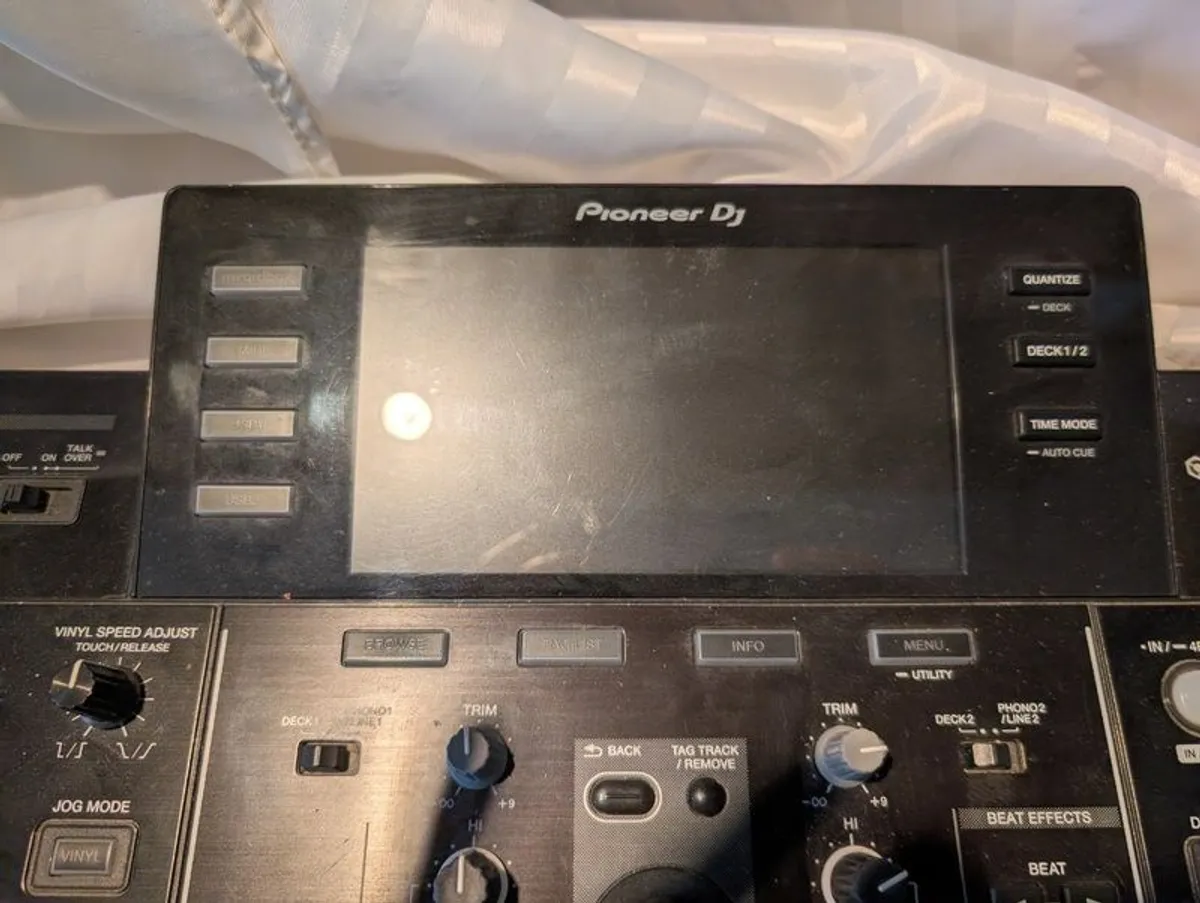 Pioneer XDJ-RX All In One DJ Controller + Headphones - Image 4