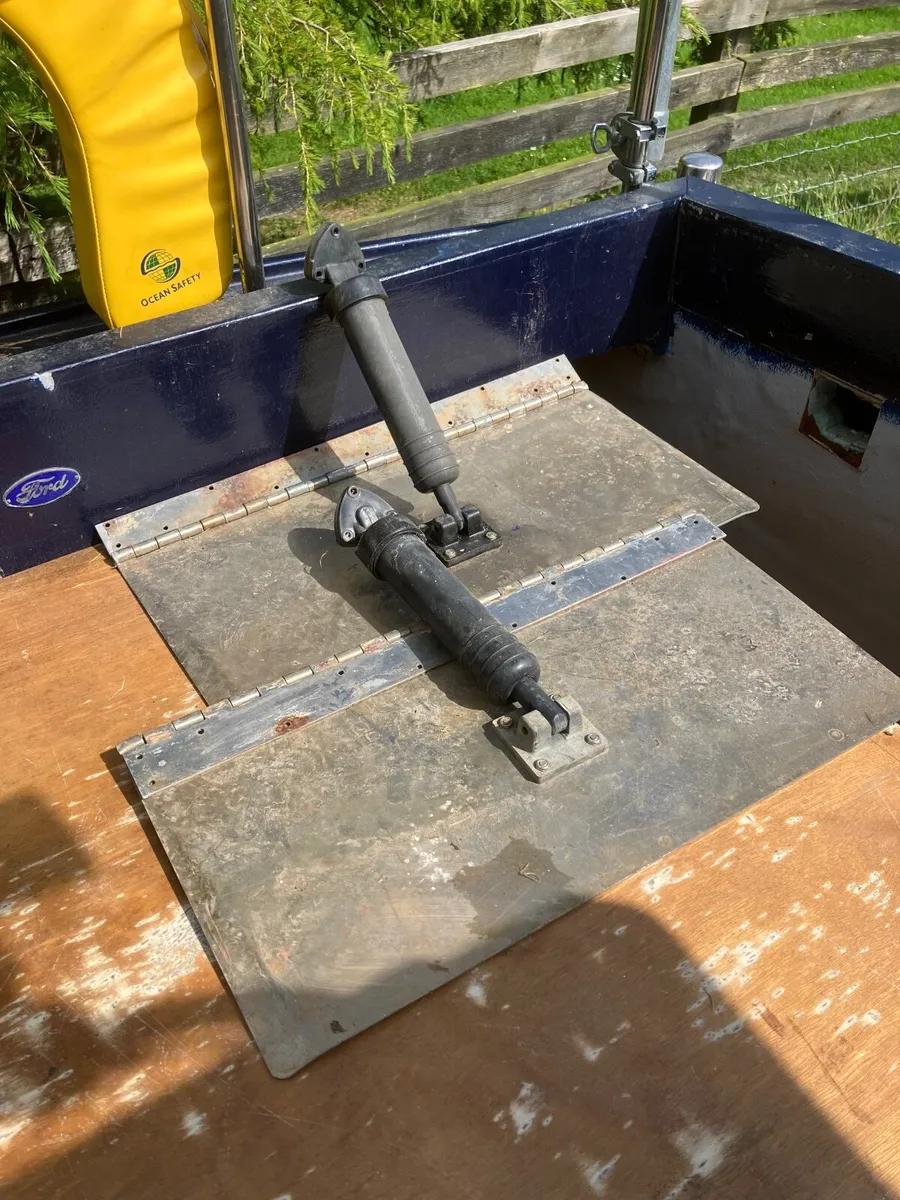 BOAT TRIM TABS + HYDRAULIC TRIM PUMP USED €150 - Image 1