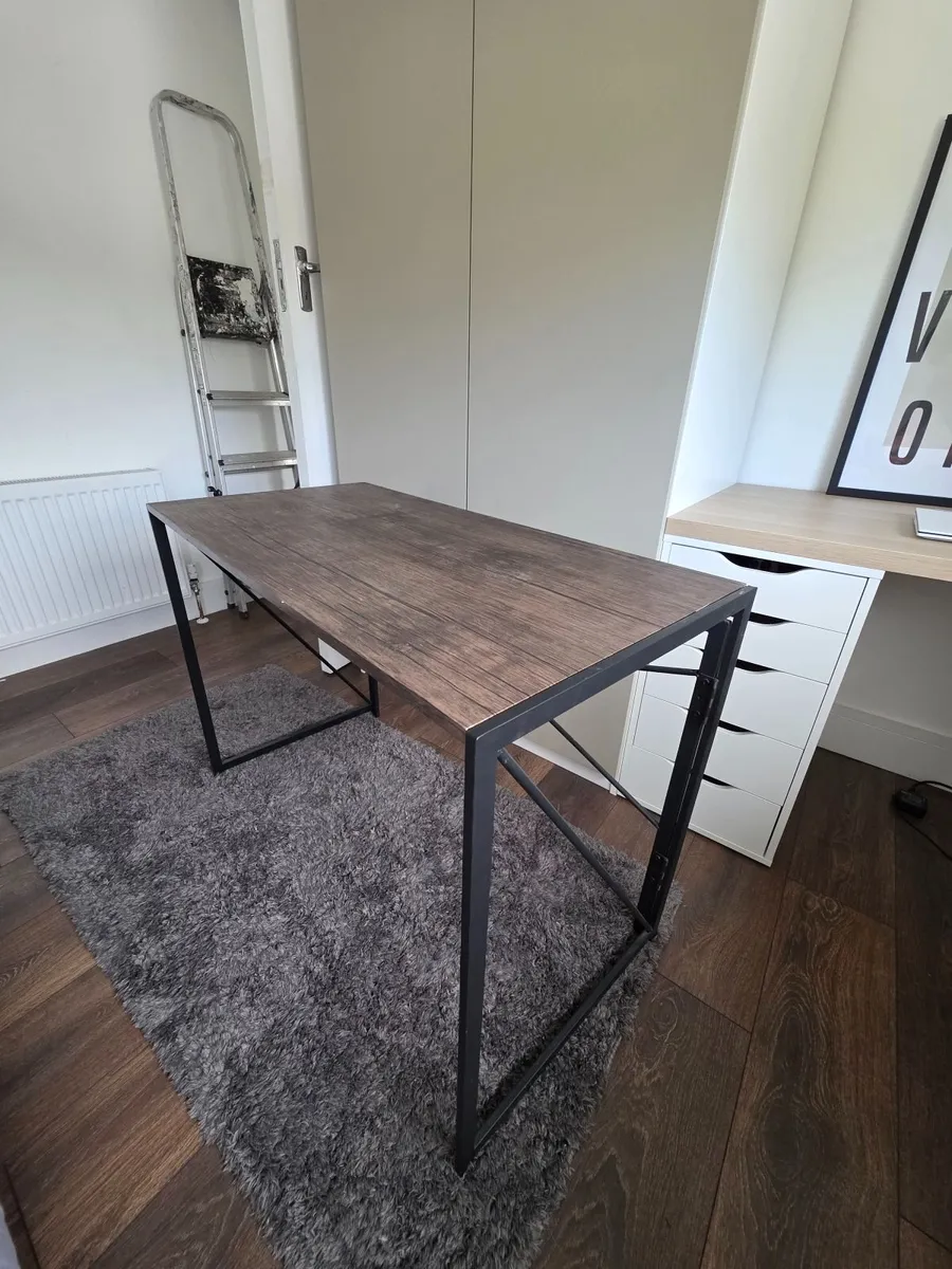 Office chair and desk - Image 1