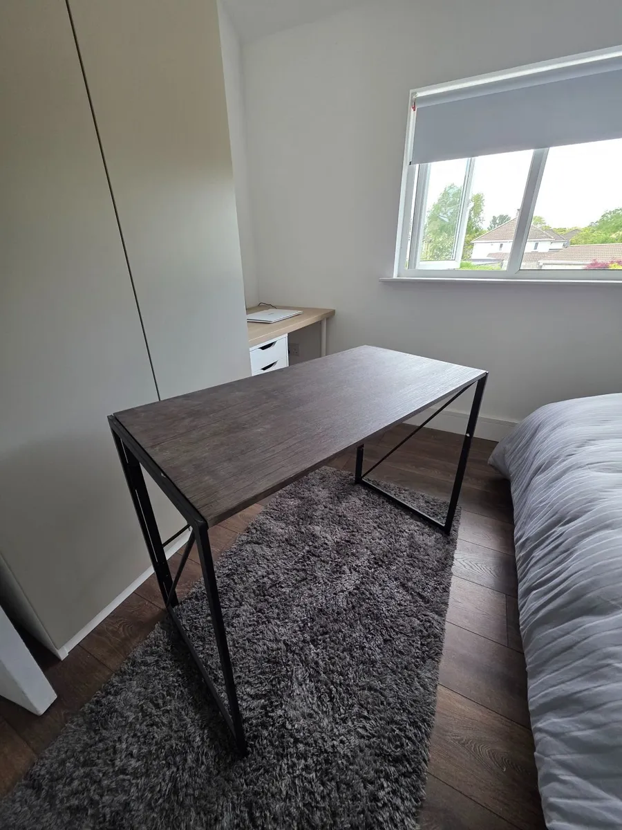 Office chair and desk - Image 2
