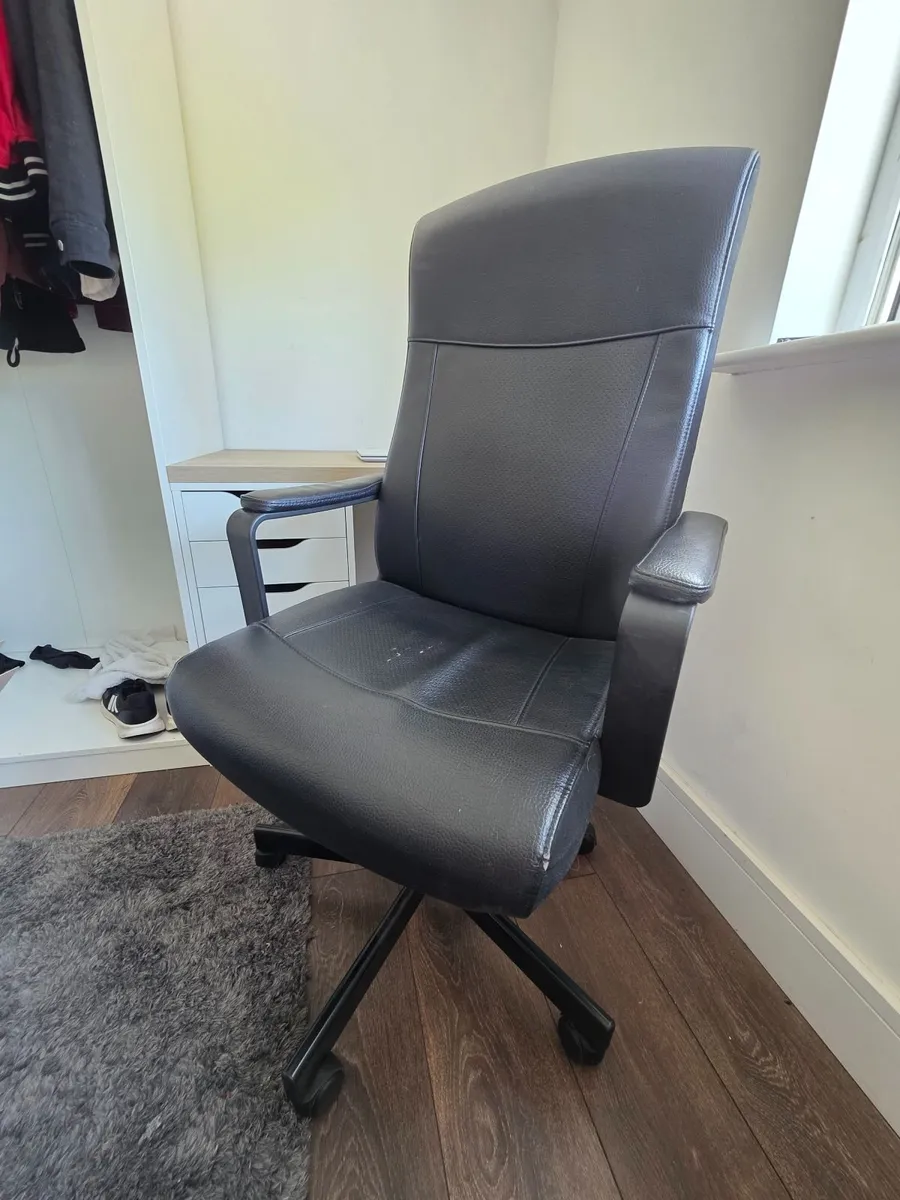 Office chair and desk - Image 3