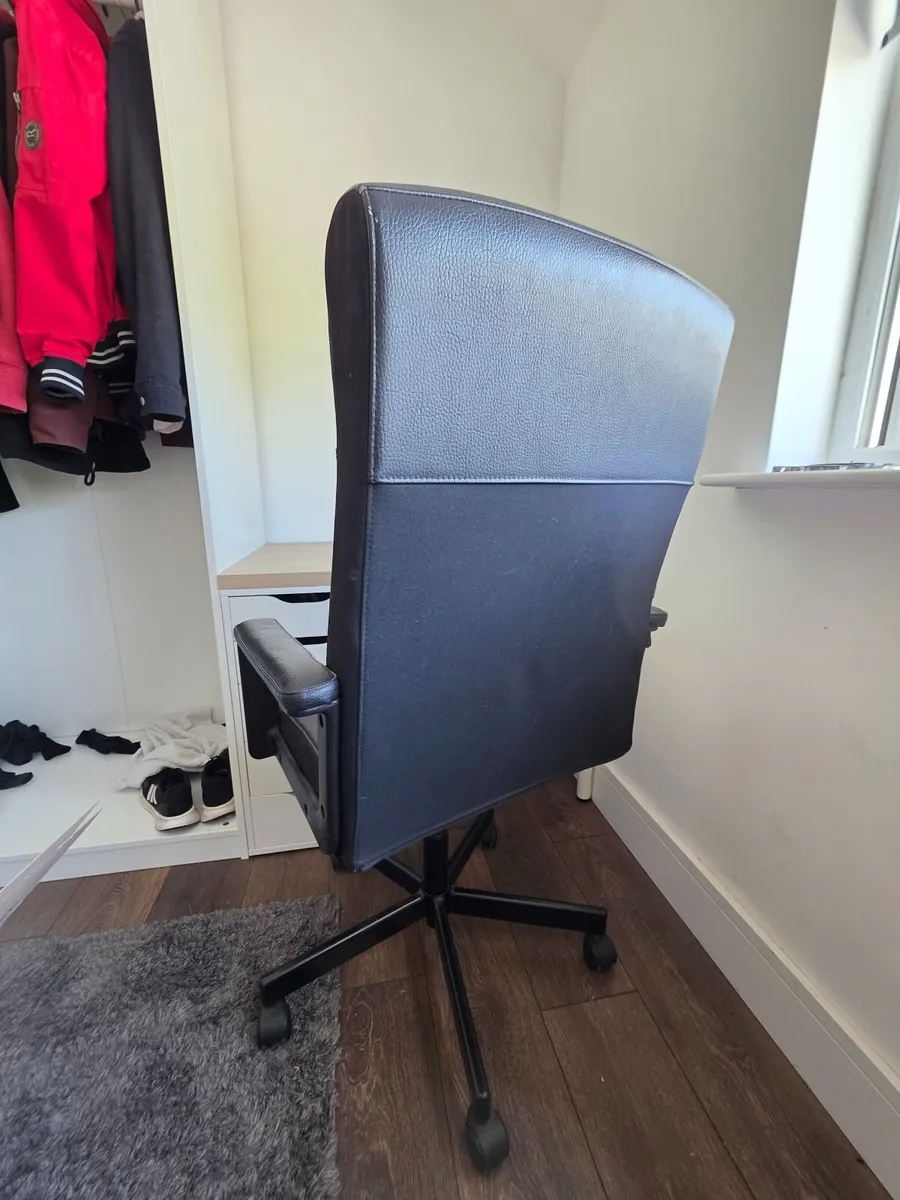 Office chair and desk - Image 4