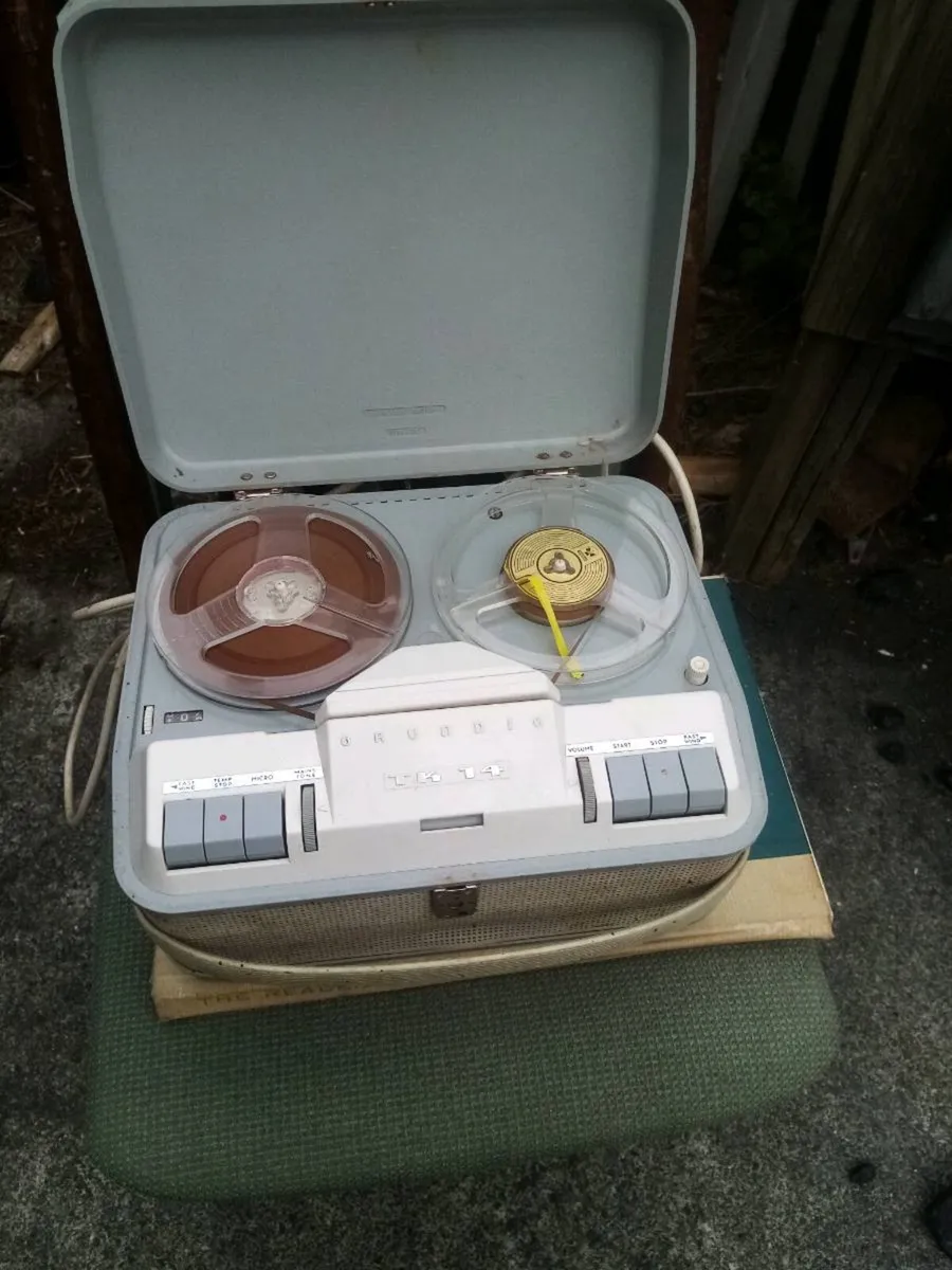Old tape recorder - Image 1