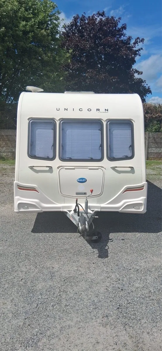 4 BERTH BAILEY UNICORN MADRID TOURING CARAVAN. - Image 2