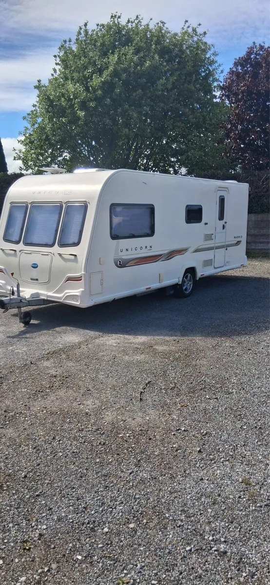 4 BERTH BAILEY UNICORN MADRID TOURING CARAVAN. - Image 3