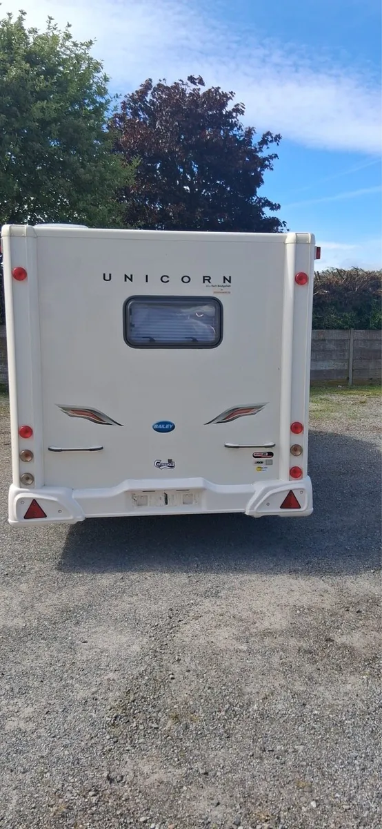 4 BERTH BAILEY UNICORN MADRID TOURING CARAVAN. - Image 4