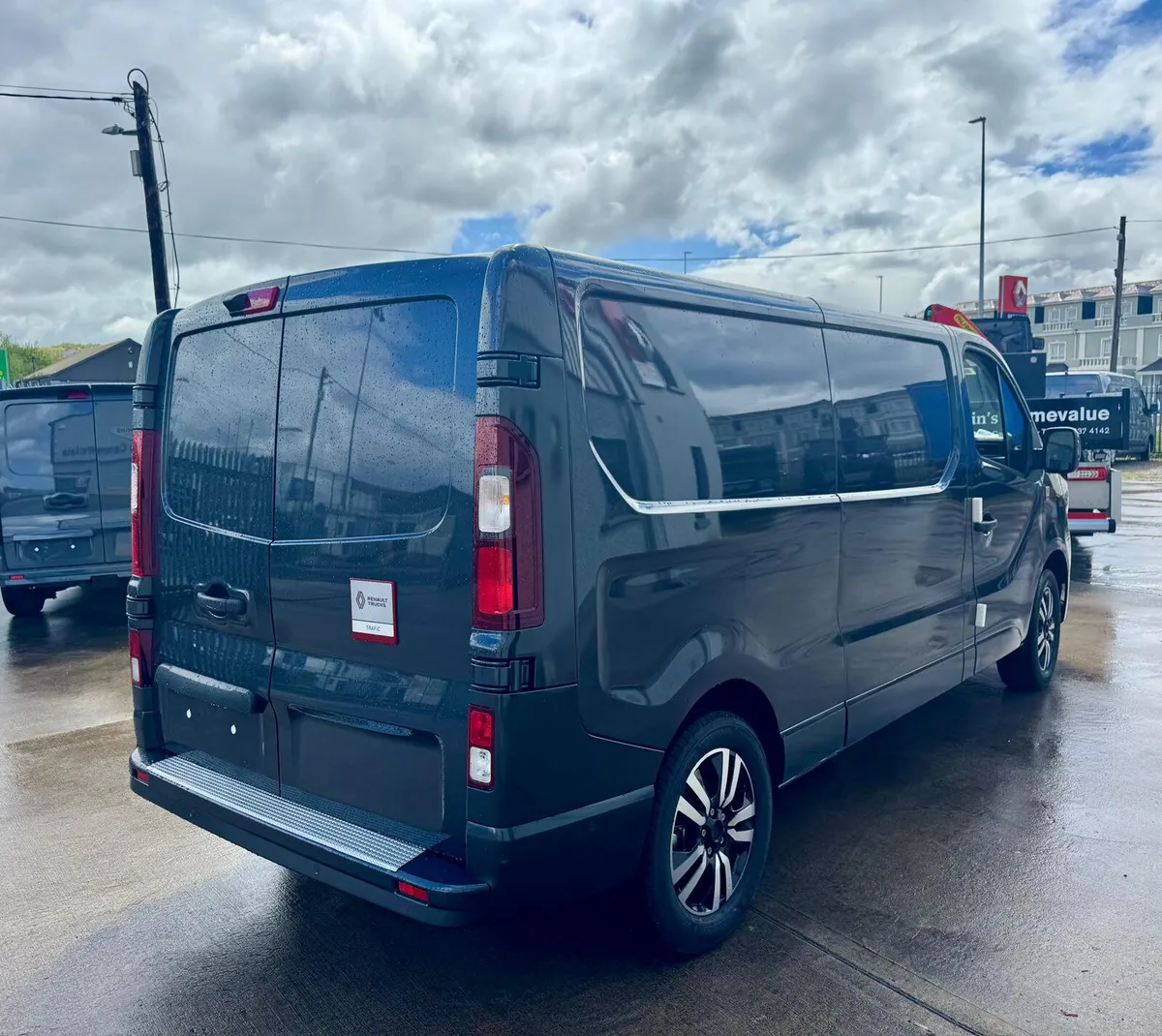 NEW 2026 TRAFIC EXCLUSIVE RED EDITION - Image 2