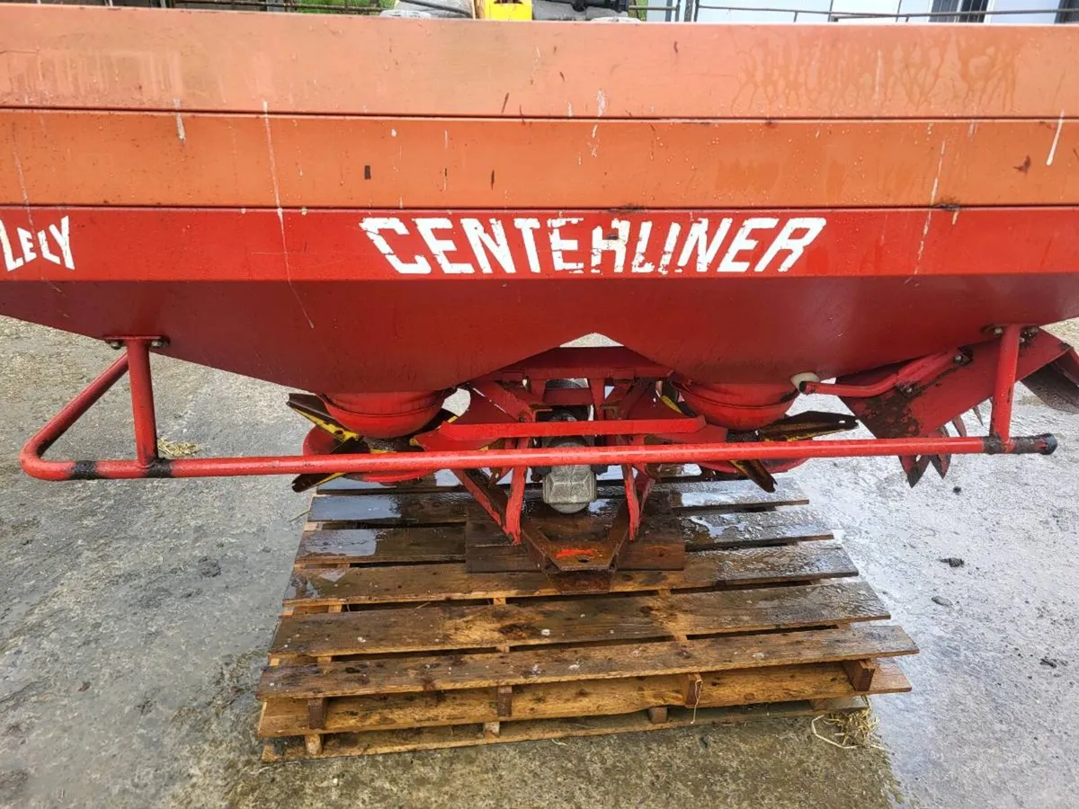 Fertilizer spreader - Image 1