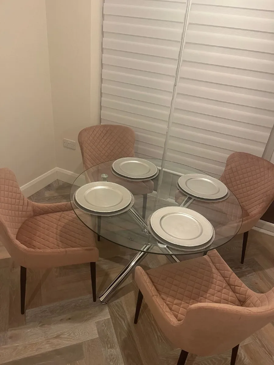 Table and chairs - Image 1