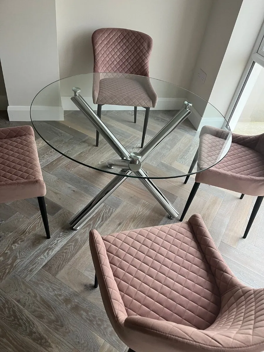Table and chairs - Image 2