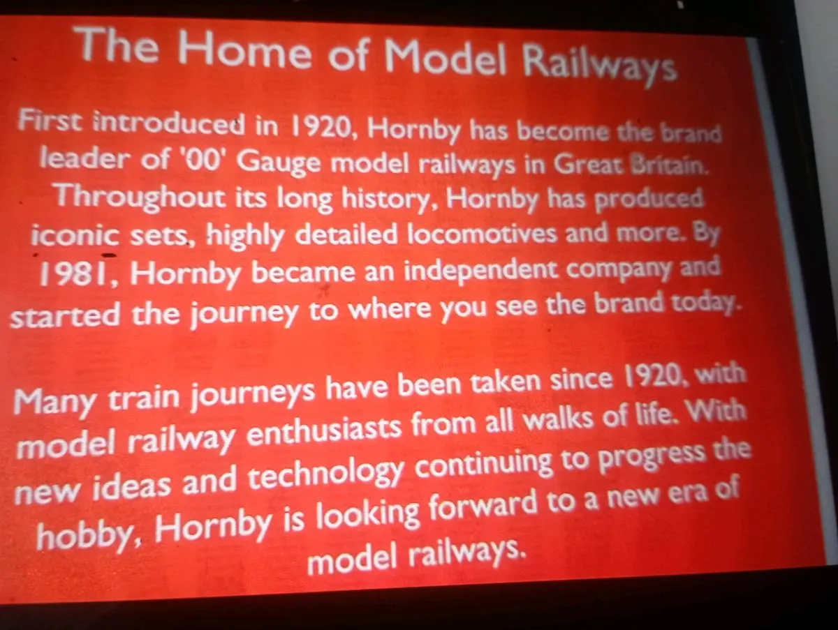 HORNBY OO GAUGE O-4-O SANTAS  EXPRESS TRAIN - Image 4
