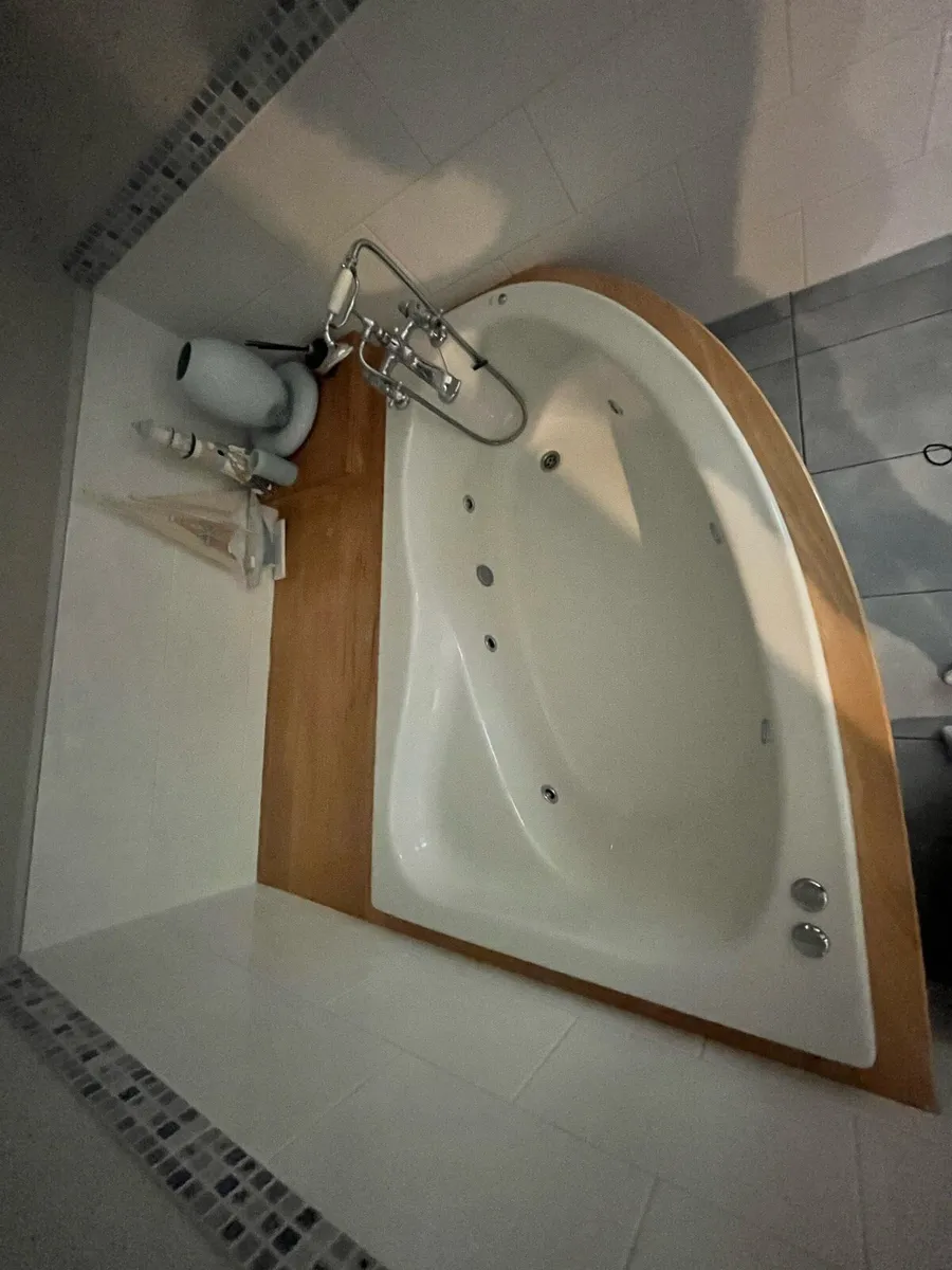 Jacuzzi bath tub - Image 4