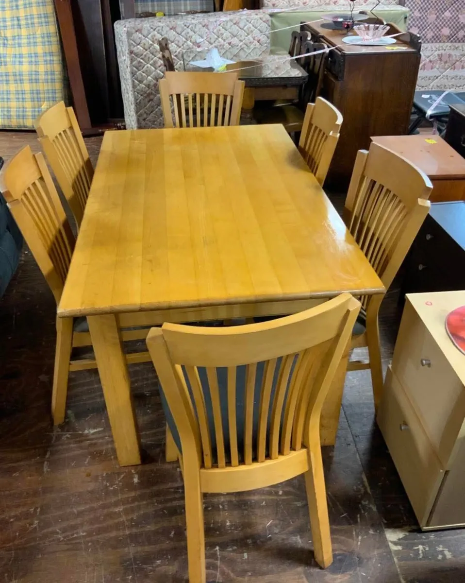 Oak dining table and chairs set - Image 1