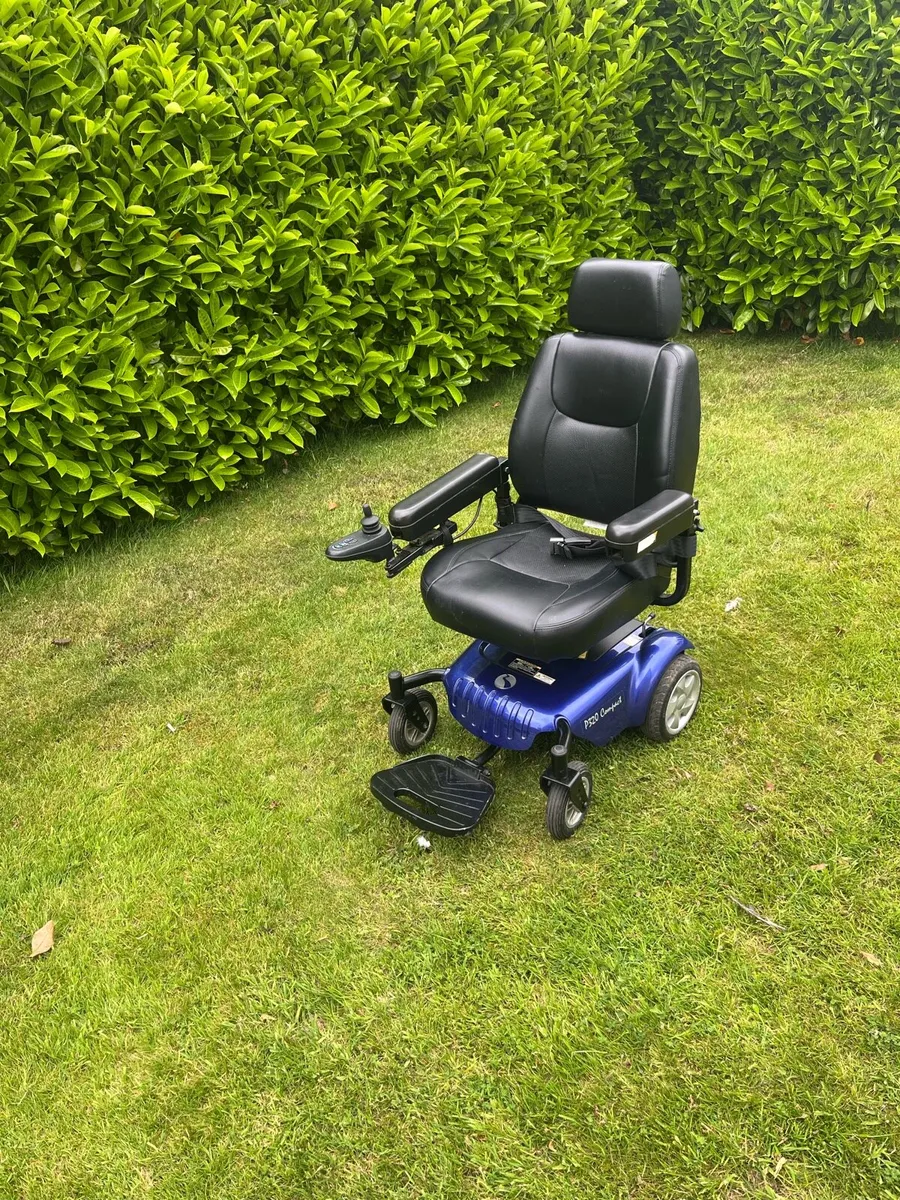 Compact wheelchair - Image 1