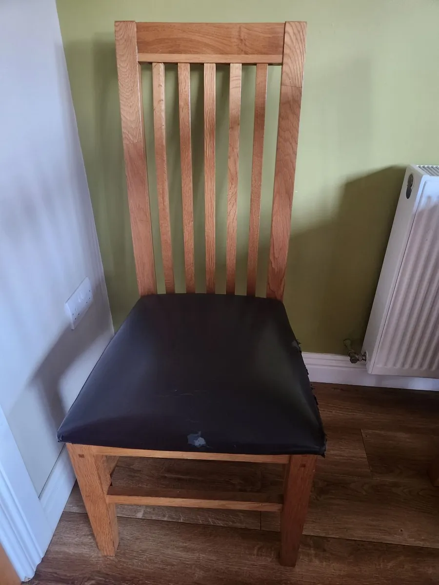 Table and chairs - Image 2