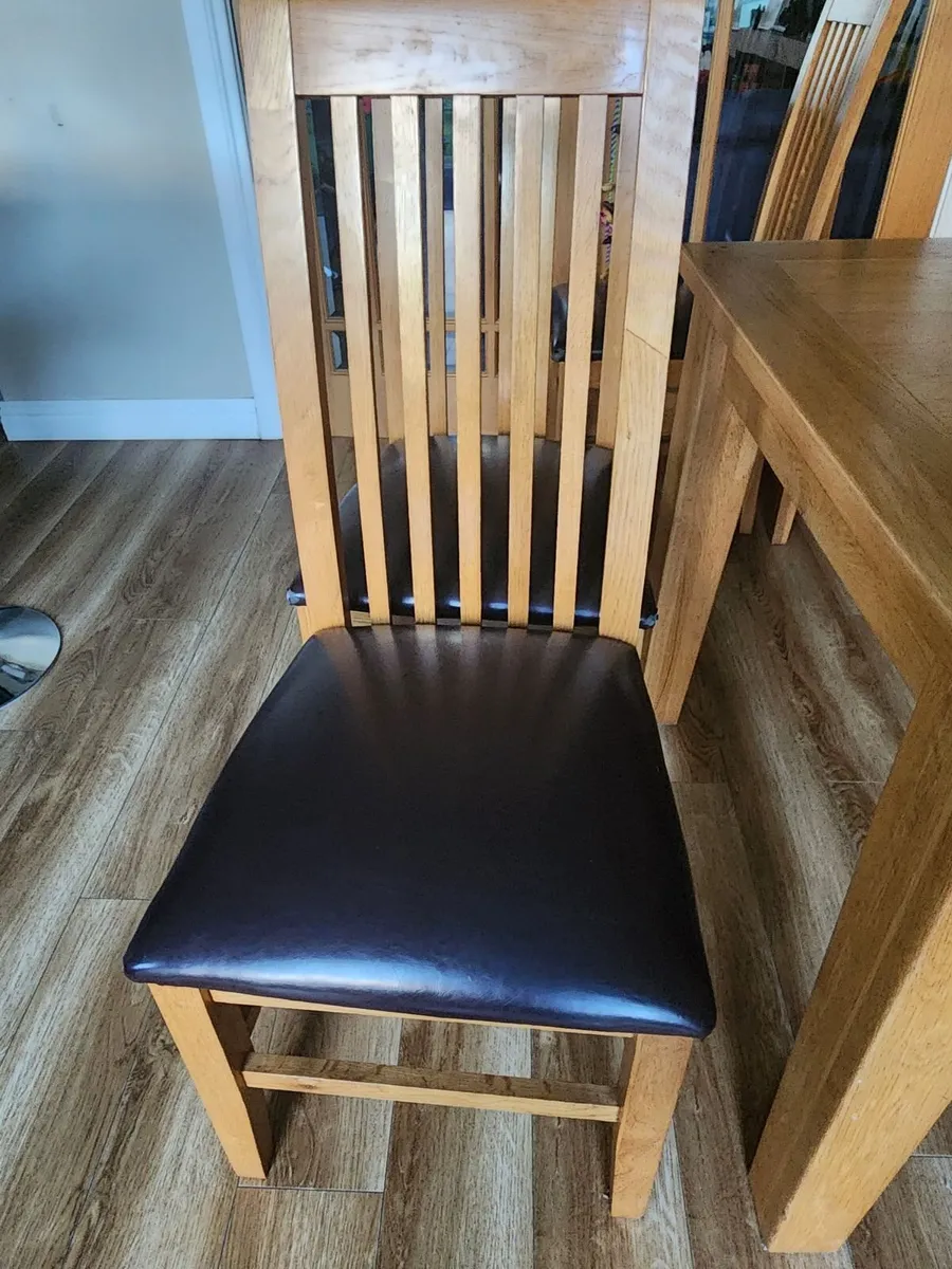 Table and chairs - Image 1