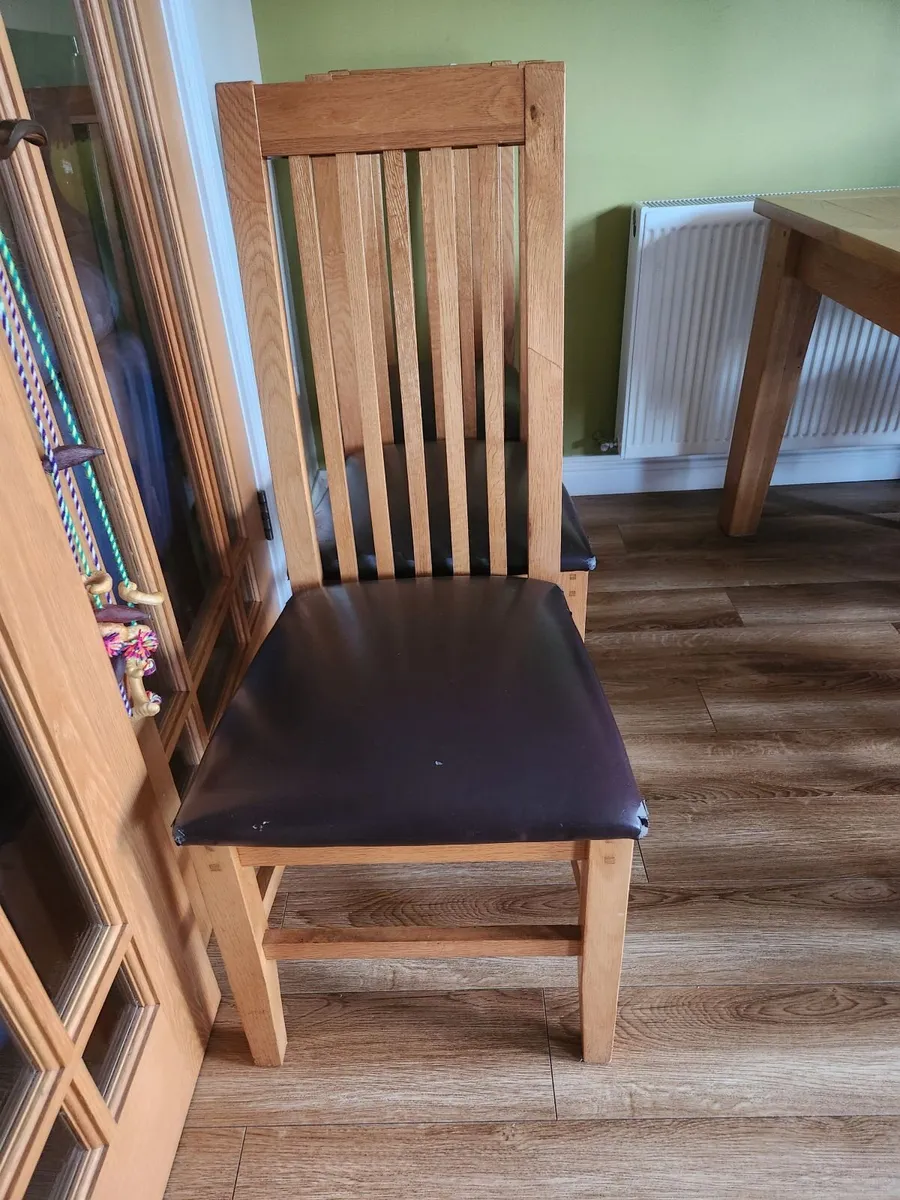 Table and chairs - Image 4