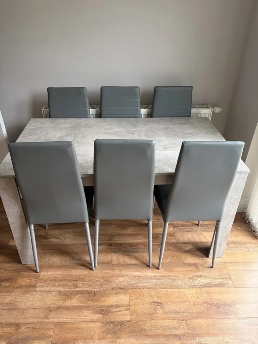 Table and 6 chairs - Image 1