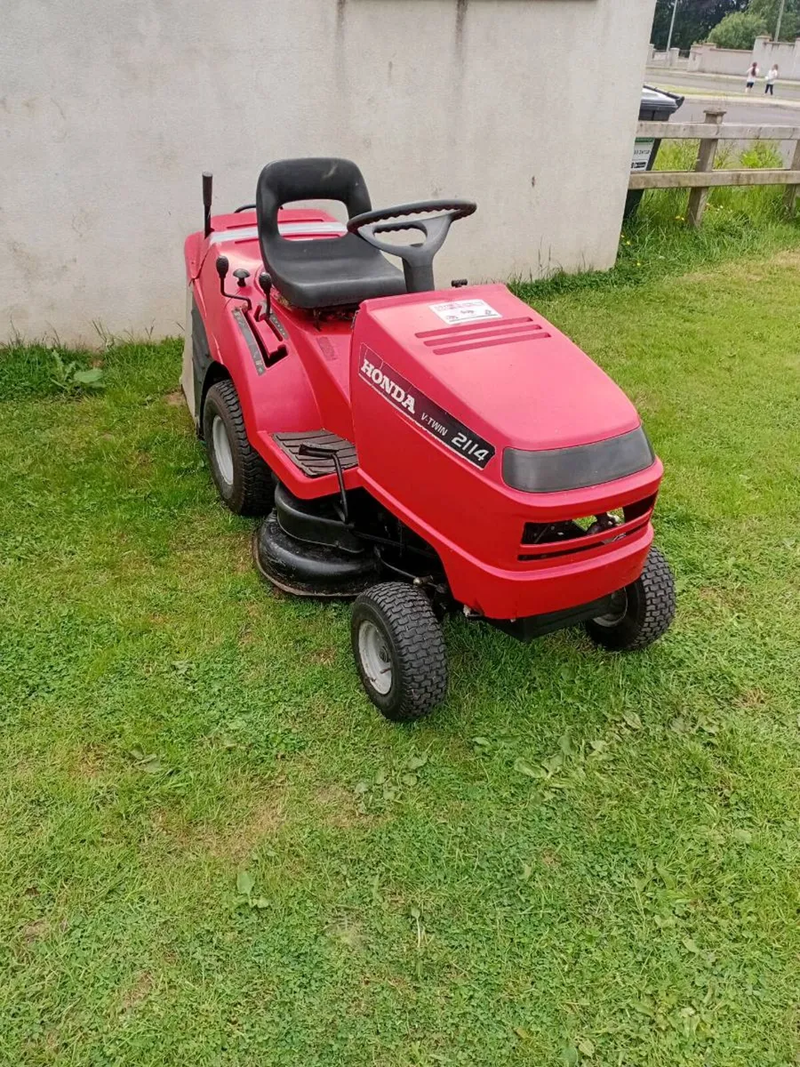 Ride on lawnmower - Image 1