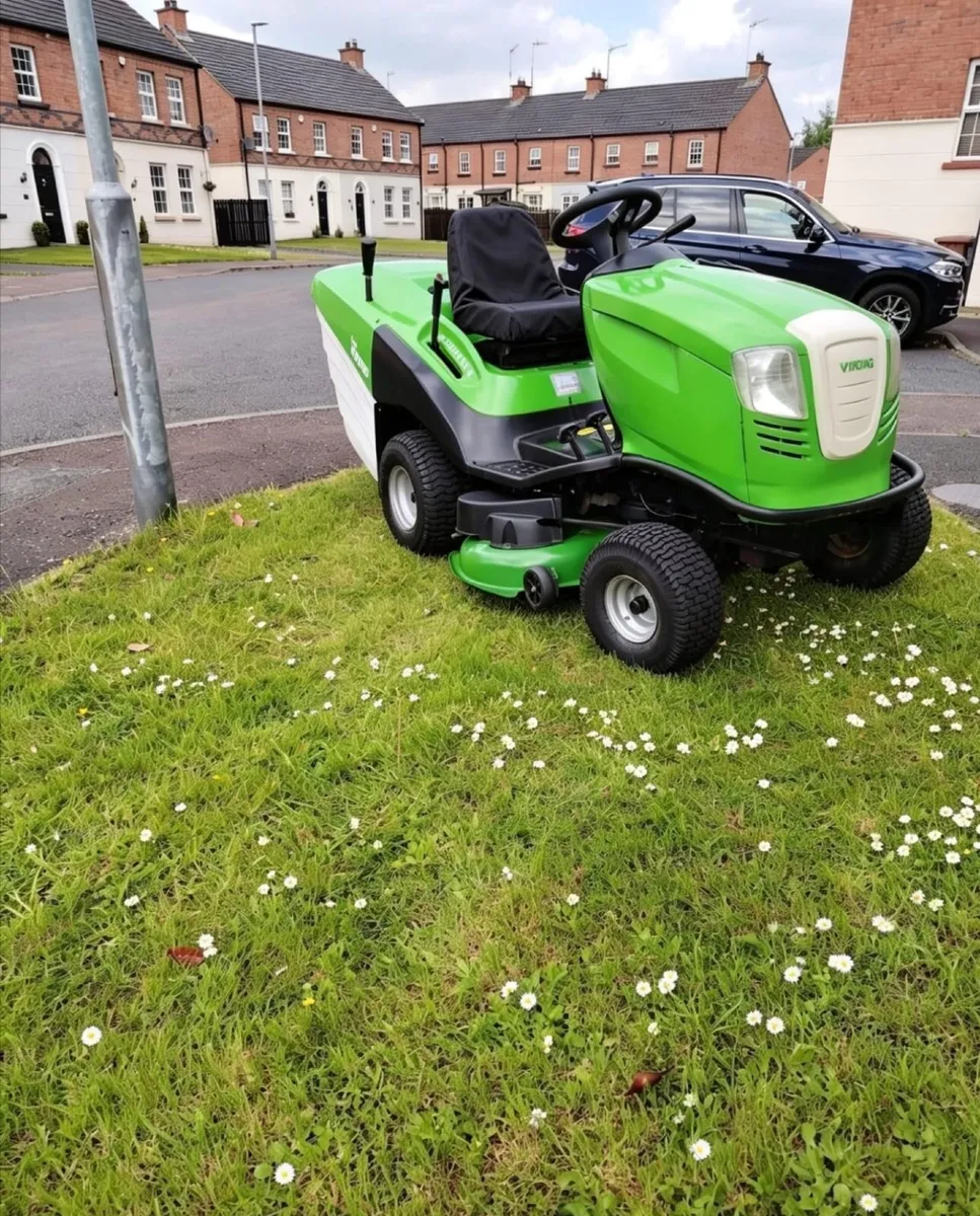 Viking ride on lawnmower - Image 1