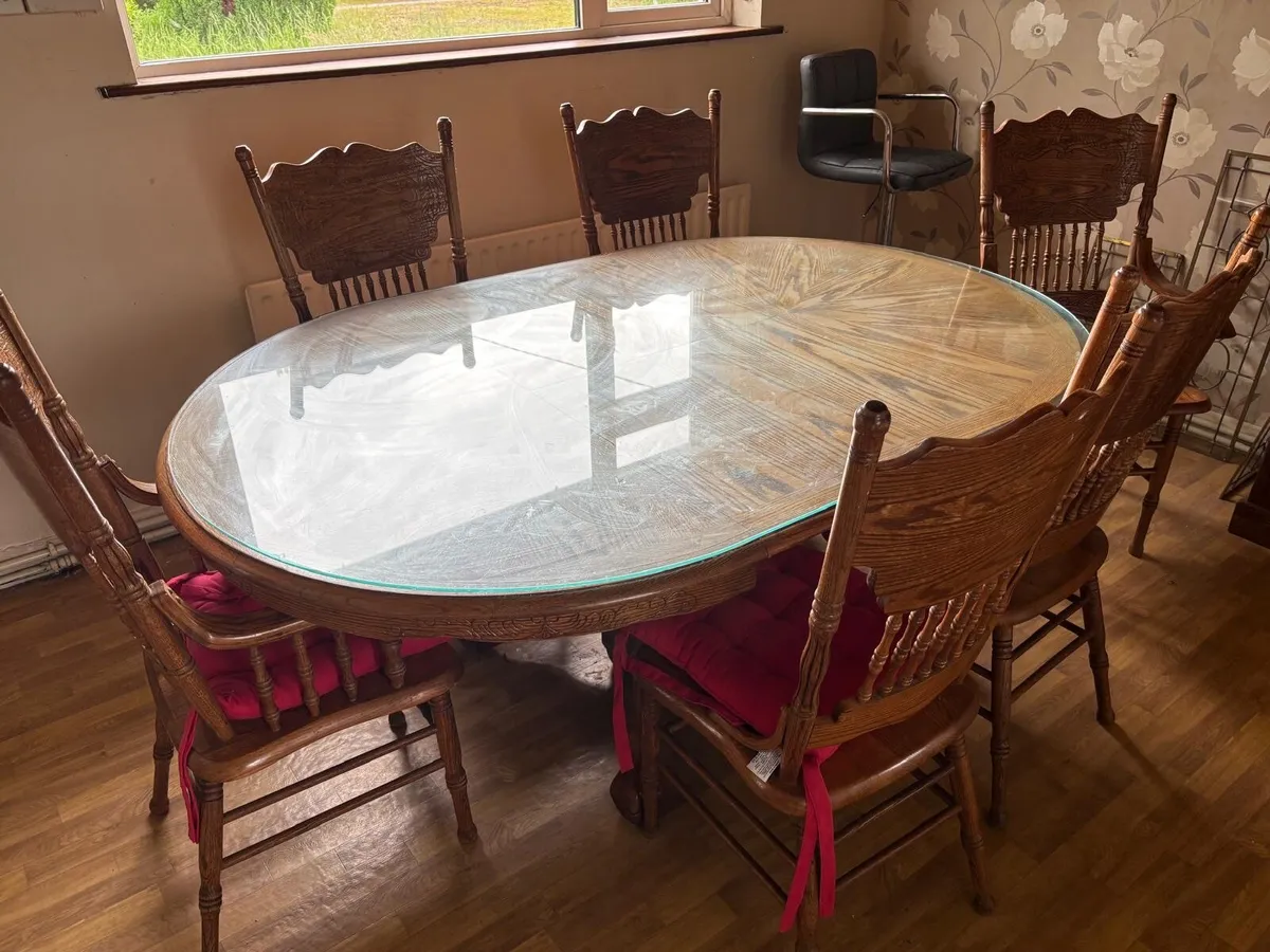 Table and chairs - Image 3