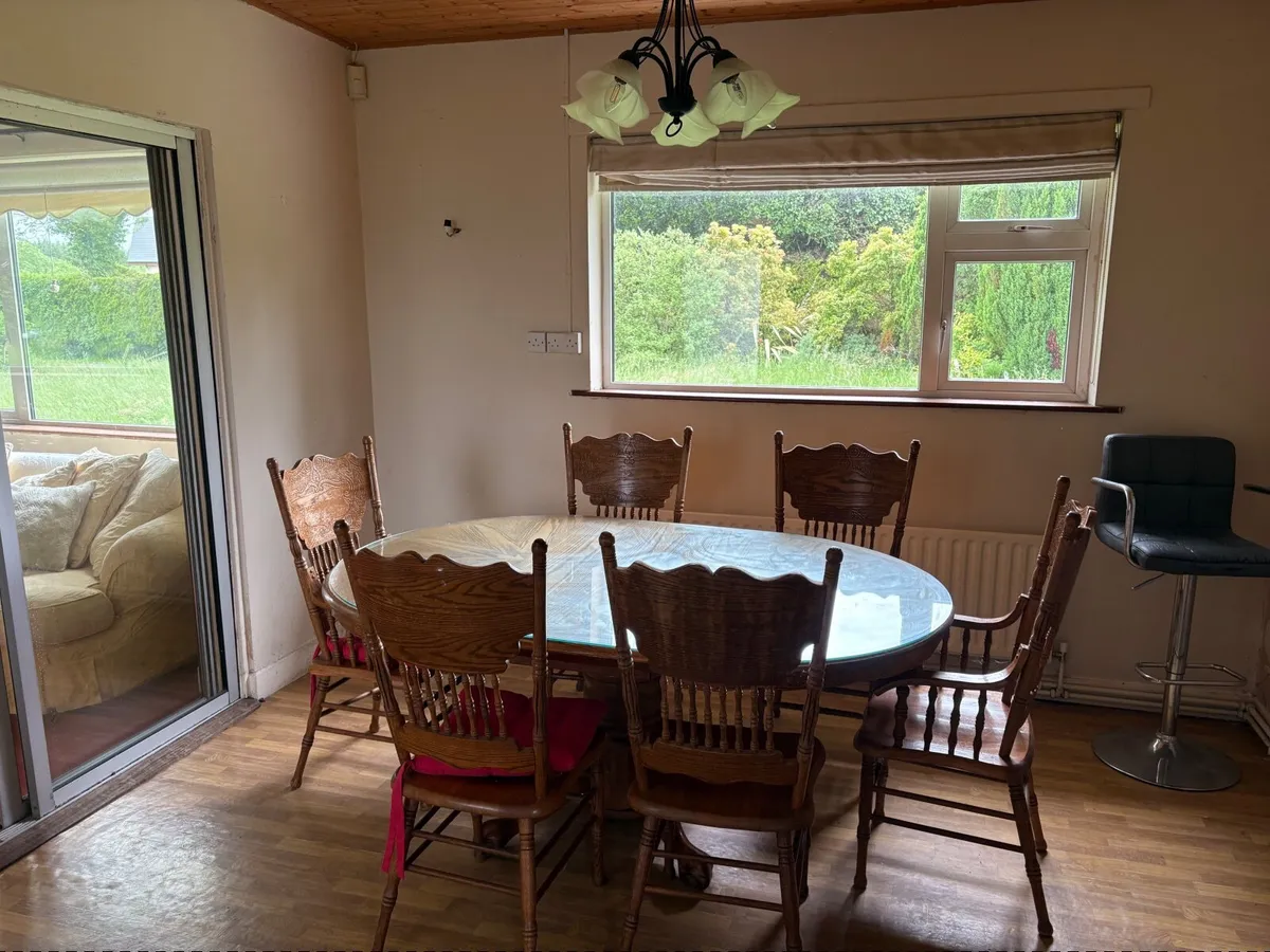 Table and chairs - Image 1