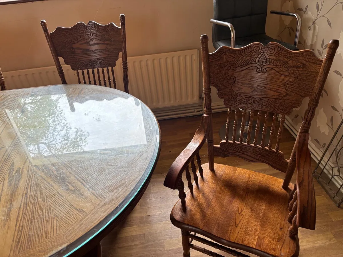 Table and chairs - Image 4