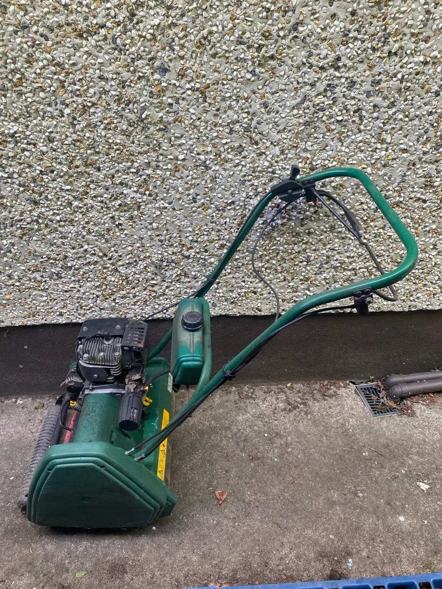 Qualcast classic 35s cylinder lawnmower - Image 1