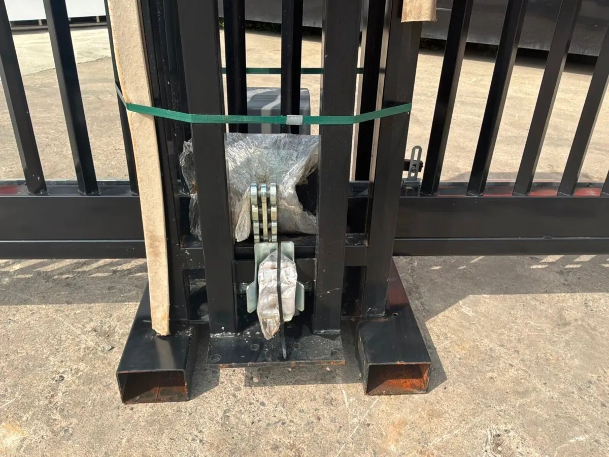 13ft ELECTRIC / REMOTE SLIDING GATE.......1793t - Image 4