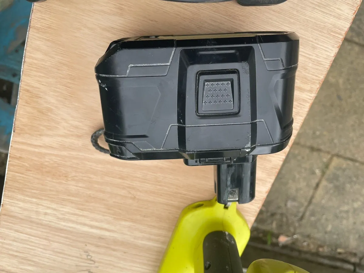 Ryobi cordless drill set - Image 3