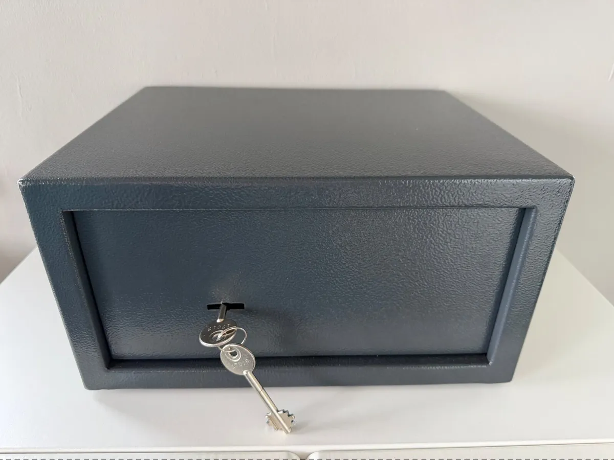 Safe box with 2 keys and mounting bolts - Image 1