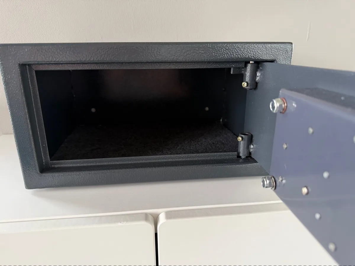 Safe box with 2 keys and mounting bolts - Image 2