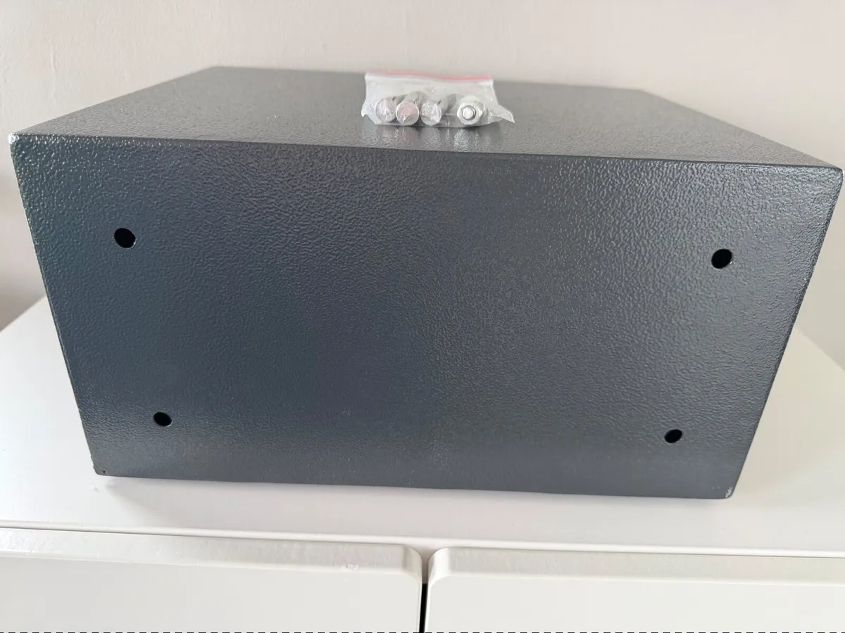 Safe box with 2 keys and mounting bolts - Image 4