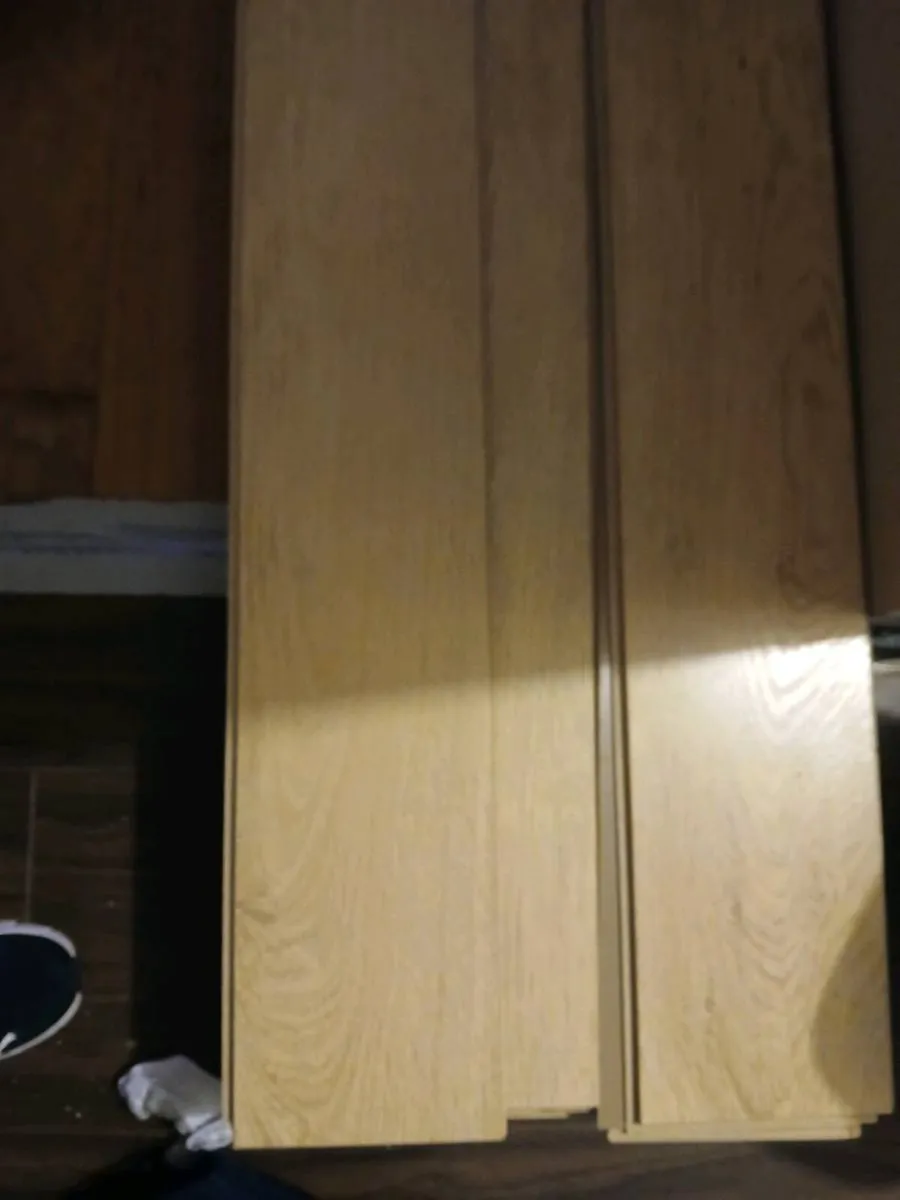 oak laminate flooring 8.5 square metres unused - Image 2