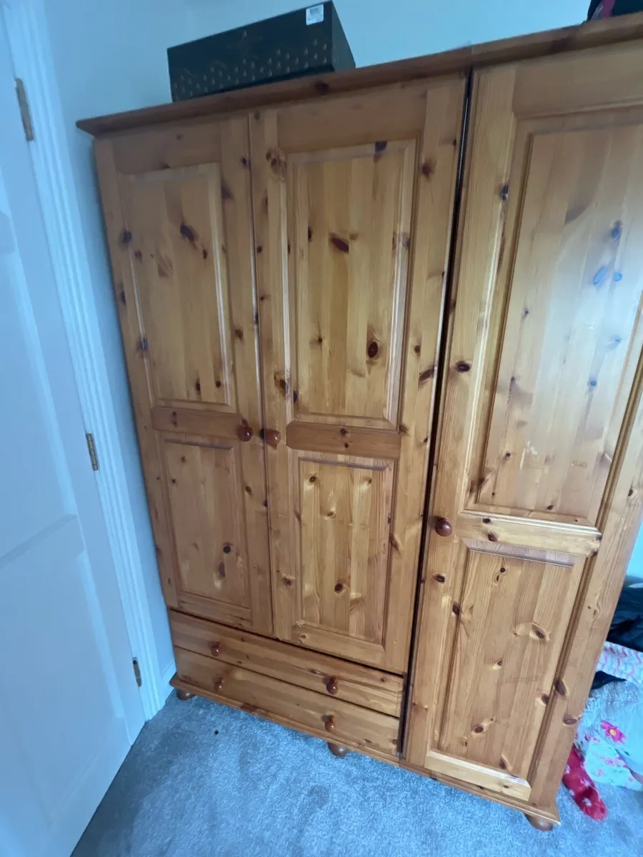 triple wardrobe and two lockers - Image 1