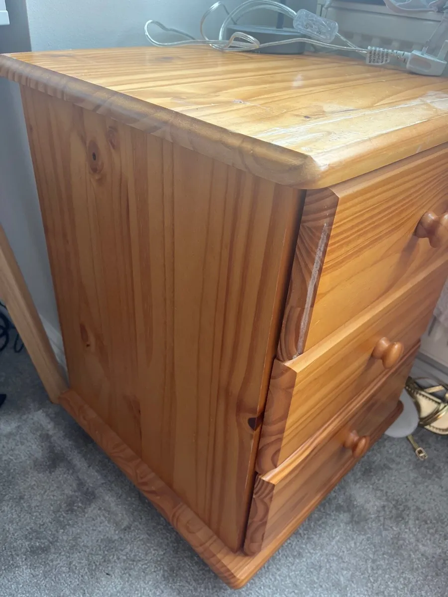 triple wardrobe and two lockers - Image 4
