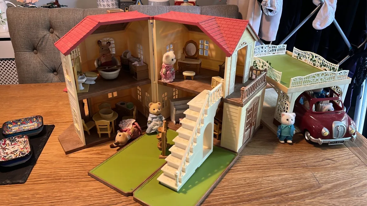 Syvalian house, garage, car, furniture and figures - Image 1