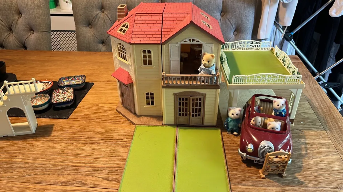 Syvalian house, garage, car, furniture and figures - Image 2